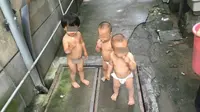 Tiga orang bocah mengenakkan popok mencoba berpetualang dan menarik perhatian penduduk di sekitar mereka (Shanghaiist.com). 