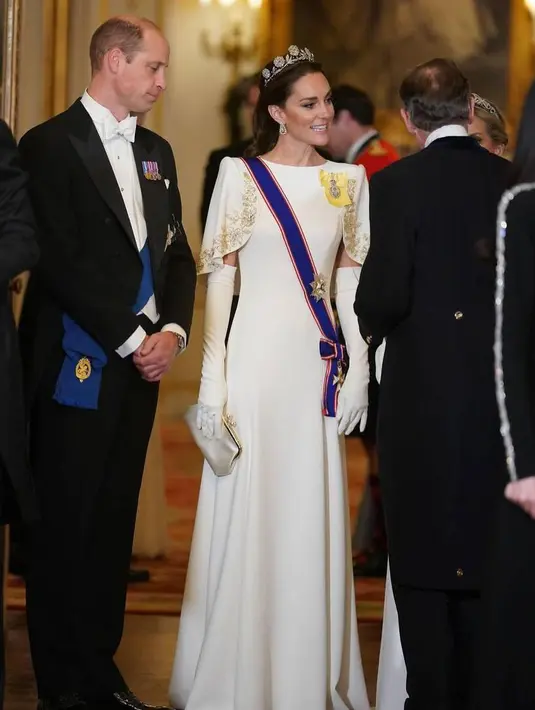 Lengkapi tampilan, Kate Middleton kenakan tiara langka baru yang telah disimpan nyaris seabad [@theroyalfamily]