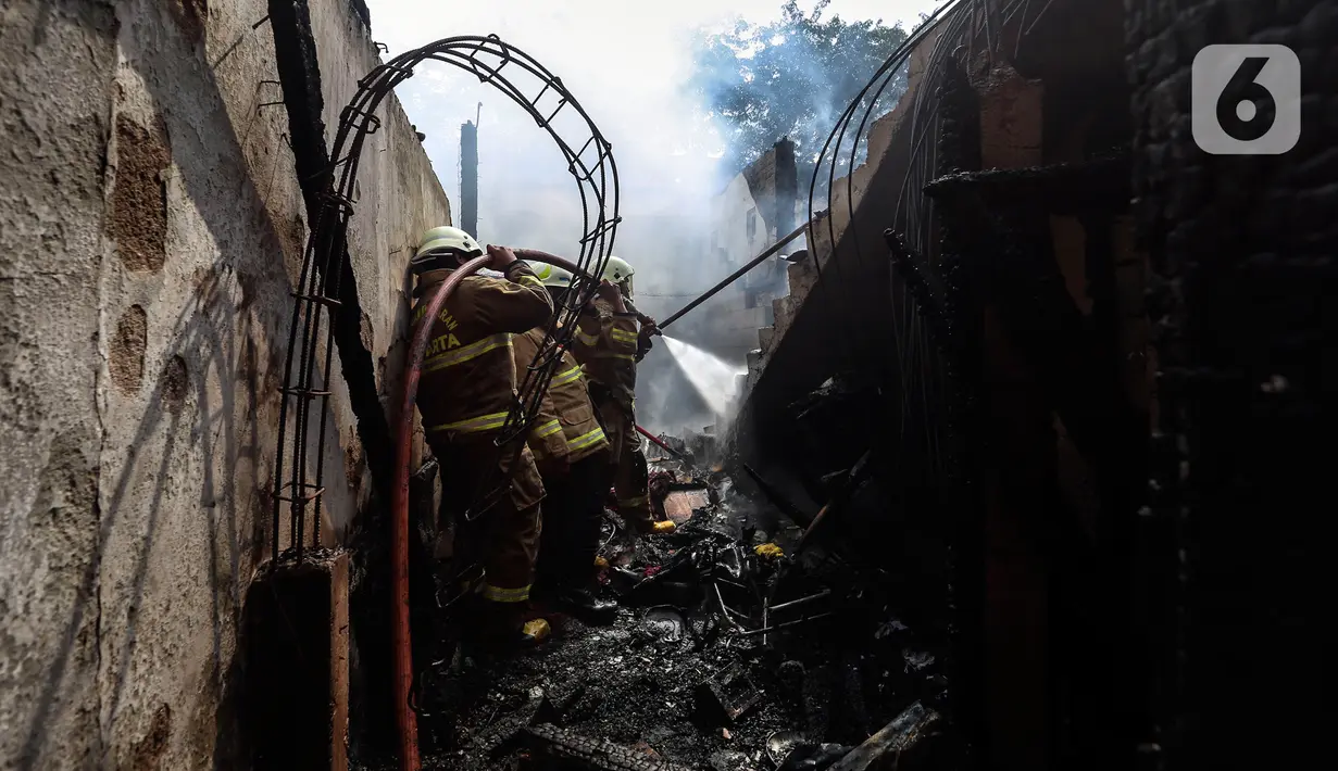Petugas pemadam kebakaran melakukan proses pendinginan pada permukiman penduduk yang terbakar di Jalan Masjid Alhuda atau depan Stasiun Kebayoran Lama RT 05/01, Jakarta Selatan, Selasa (24/5/2022). Tidak ada korban jiwa dalam kebakaran yang menghanguskan sekitar 20 rumah tersebut. (Liputan6.com/Johan Tallo)