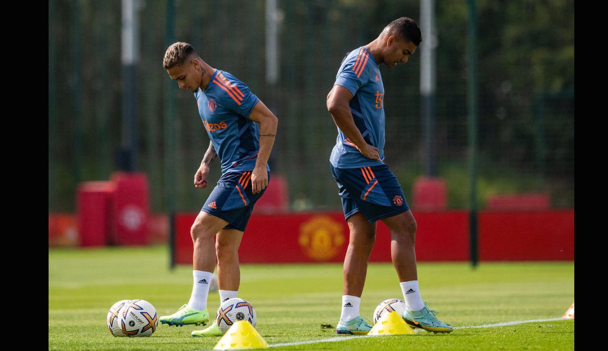 Manchester United akhirnya bisa mengamankan tanda tangan Antony sebelum bursa transfer musim panas ditutup. Antony yang dibutuhkan untuk menambah daya gedor MU pun langsung melakukan sesi latihan bersama pemain MU lainnya. (Twitter/@ManUtd)