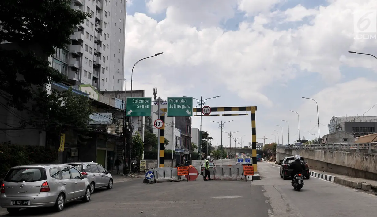 Kendaraan melintas di dekat pintu masuk Underpass Matraman, Jakarta, Minggu (1/4). Underpass yang mengarah ke Jalan Pramuka dan Matraman Raya tersebut diharapkan dapat mengurai kemacetan, terutama pada jam pulang kerja. (Merdeka.com/Iqbal S Nugroho)
