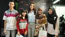 Aktris cantik Acha Septriasa dan empat penggemar setianya berfoto bersama usai acara 'Ngedate Bareng Artis' di kantor redaksi Liputan6.com, SCTV Tower, Jakarta, Kamis (9/7/2015). (Liputan6.com/Panji Diksana)