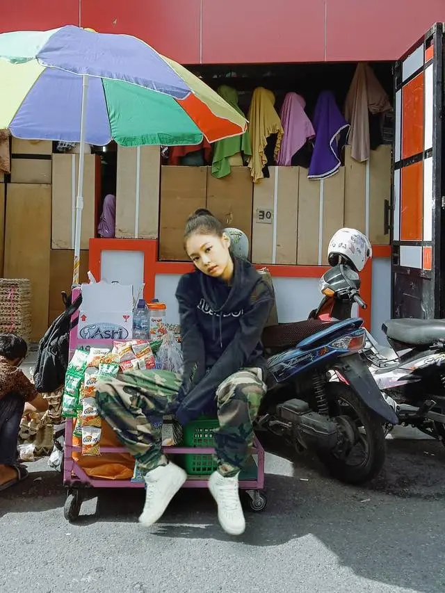 6 Editan Foto Jennie Blackpink Melokal Bak Orang Indonesia, Kocak