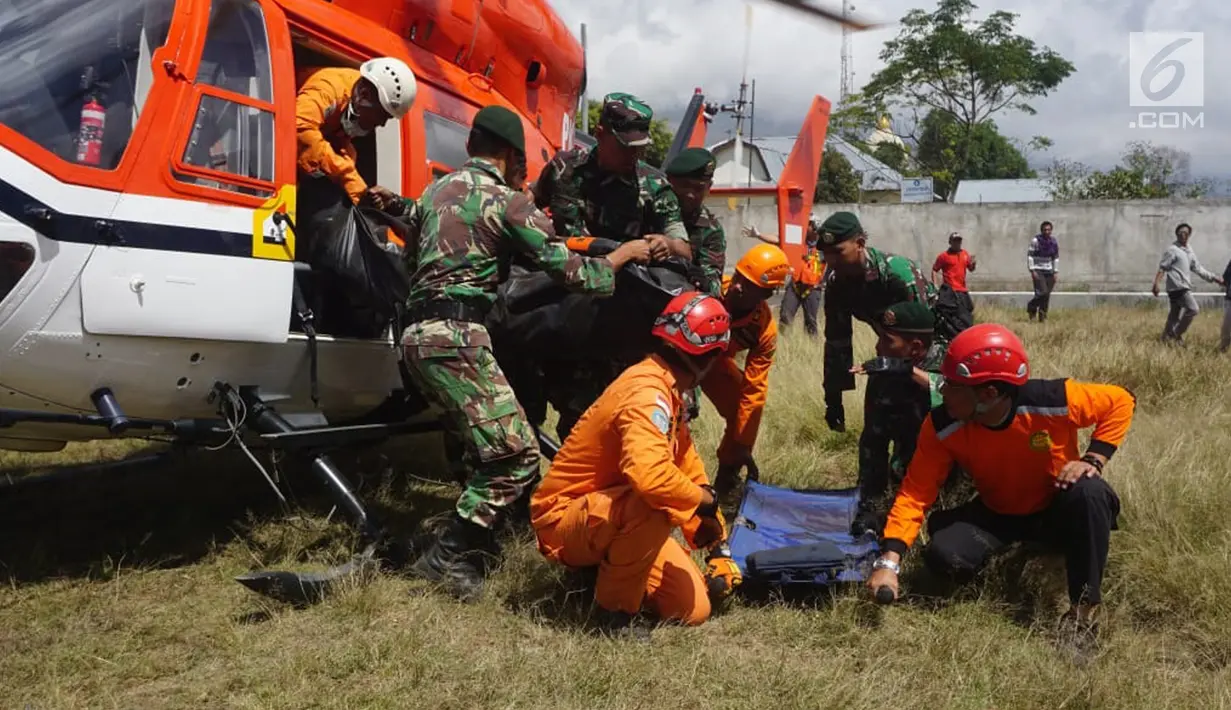 Tim gabungan evakuasi pendaki Gunung Rinjani membawa kantung jenazah saat tiba di Kantor Kecamatan Sembalun, Lombok Timur, NTB, Selasa (31/7). Tiga pendaki yang berhasil dievakuasi berada dalam kondisi selamat. (Liputan6.com/HO/Pendam Udayana)