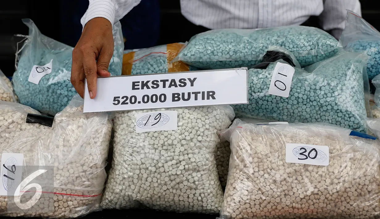Ditresnarkoba Polda Metro Jaya berhasil mengamankan 47kg shabu dan 520 ribu butir ekstasy dari jenis terbaik, Jakarta, Rabu (7/10/2015). Barang bukti diamankan dari 4 orang tersangka yang 2 diantaranya warga negara asing. (Liputan6.com/Yoppy Renato)