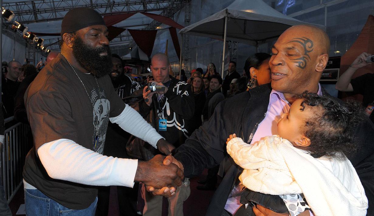 UFC Fighter Kimbo Slice saat bertemu Mike Tyson pada Spike TV's 7th Annual Video Game Awards, Los Angeles, pada 13 Agustus 2011 Kimbo terjun ke Tinju Pro.  (Jason Merritt/Getty Images/AFP)