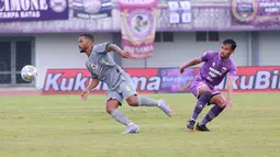 Pemain Persebaya Surabaya, Paulo Victor (kiri) berebut bola dengan pemain Persita Tangerang, Muhammad Rifqi pada laga pekan ke-18 BRI Liga 1 2022/2023 di Stadion Indomilk Arena, Tangerang, Rabu (18/1/2023) sore WIB. Persebaya menang dengan skor 5-0. (Bola.com/M Iqbal Ichsan)