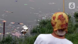 Ceceran sampah plastik terlihat di bibir Waduk Cincin, Jakarta, Sabtu (19/6/2021). Ceceran sampah plastik ini mengganggu kemyamanan warga yang ingin menikmati suasana Waduk Cincin . (Liputan6.com/Helmi Fithriansyah)