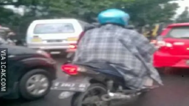 6 Kelakuan Nyeleneh Orang saat Pakai Sarung Ini Bikin Geleng Kepala