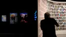 Fotografer saat mengambil gambar karya lukis yang dipamerkan di National September 11 Memorial and Museum, Manhattan, AS (1/9). Pameran ini akan dibuka untuk umum pada 12 September mendatang. (REUTERS/Andrew Kelly)