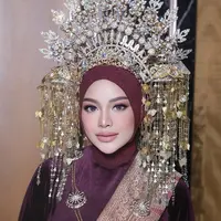 Penampilannya kali ini langsung mengingatkan banyak netizen pada momen pernikahannya dulu, saat ia tampil bak pengantin Minang modern dengan sentuhan glamor yang kuat. [@dhirmanputra].