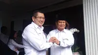 Ketua Umum Perindo Hary Tanoesoedibjo (kiri) dan Ketua Umum Gerindra Prabowo Subianto di Kertanegara IV, Jakarta Selatan, Rabu (5/4/2023). (Merdeka.com/Muhammad Genantan Saputra)