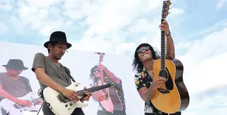 Ribuan massa berbondong-bondong memadati lokasi konser bertajuk Konser Gue 2 di Ex-Driving Range Senayan, Jakarta Pusat pada Sabtu, 4 Februari 2017. Slank menjadi salah satu daya pikat masyarakat untuk hadir di acara tersebut. (Bambang E. Ros/Bintang.com)