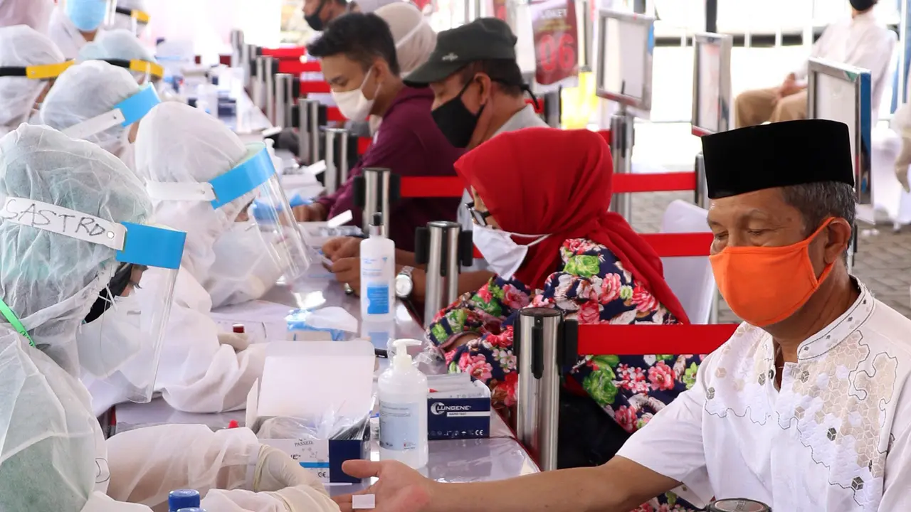 Warga Ciledug Ikuti Rapid Test Massal