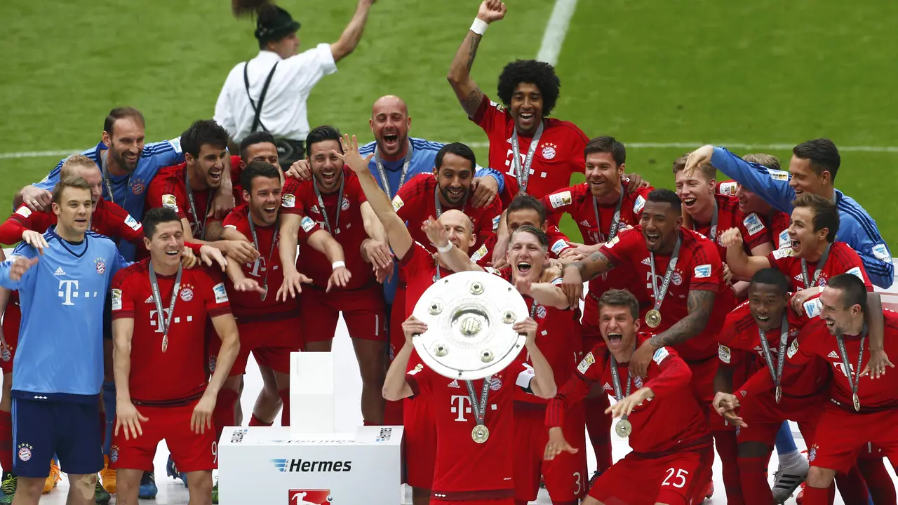 Bayern Muenchen rayakan gelar Bundesliga 2014-15 (Reuters)