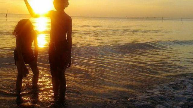 Sambut Mentari Pagi Dari Pantai Hitam Kebanggaan Wong Brebes