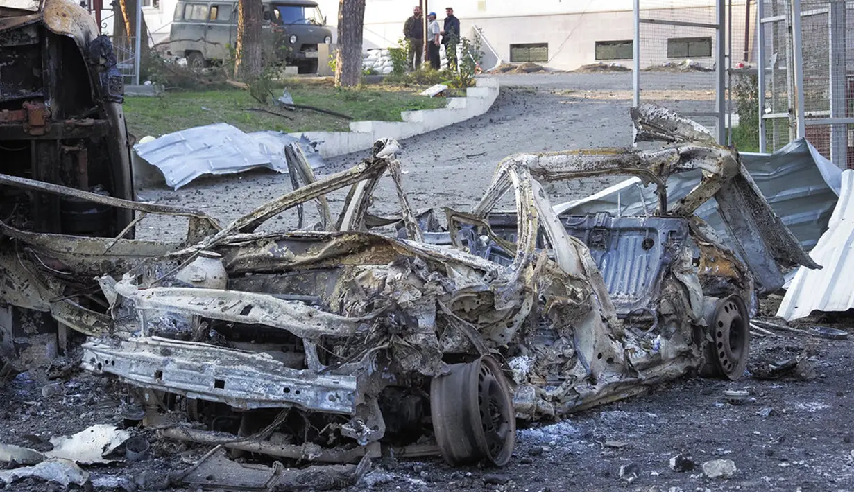 Pemandangan kendaraan hancur setelah penembakan oleh artileri Azerbaijan dekat rumah sakit selama konflik militer dengan Armenia di kota garis depan Martakert, wilayah separatis Nagorno-Karabakh, Senin (19/10/2020). Pertempuran di Nagorno-Karabakh berkecamuk selama lebih dari tiga minggu. (AP Photo)