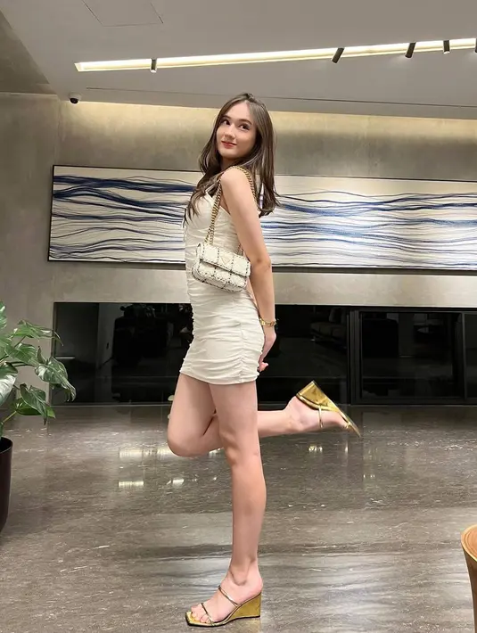 Jadi tampil lebih dewasa saat kenakan dress mini, Laura pun kerap menuai berbagai pujian dari netizen dan penggemarnya di media sosial. Tidak jarang, potret kebersamaannya dengan sang kakak pun kerap disorot, karena kakaknya yang bernama Nicole punya paras bak seleb Hollywood. (Liputan6.com/IG/@its_lauramoane2)