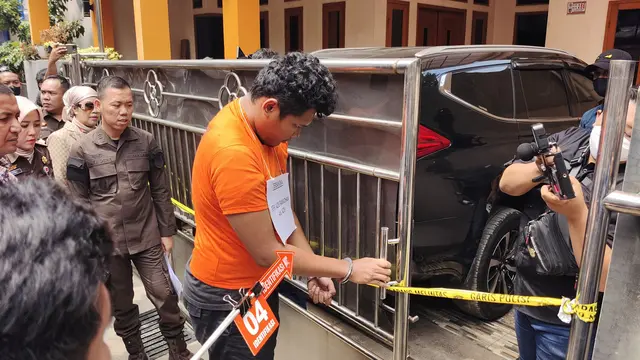 Rekonstruksi tersangka Rifki Azis Ramadhan memperagakan adegan saat membunuh ibunya di rumahnya, Jalan Takong, Tapos, Kota Depok.