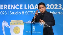 Ketua Umum PSSI, Erick Thohir memberikan sambutan dalam acara konferensi pers Liga 1 2023/2024 di SCTV Tower, Senayan, Jakarta Pusat, Kamis (15/6/2023). (Bola.com/Bagaskara Lazuardi)