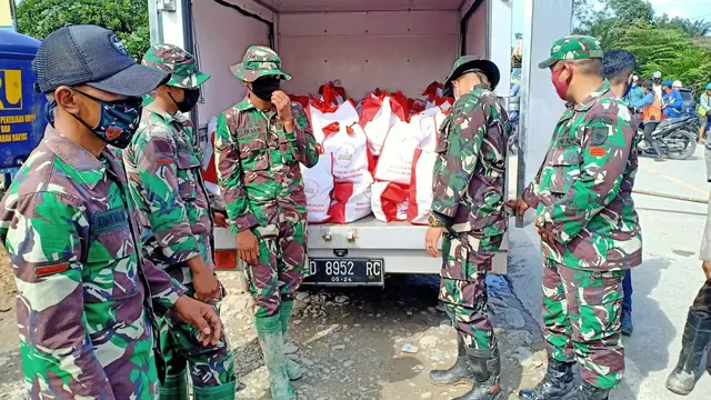 Presiden Jokowi kirimkan bantuan sembako kepada masyarakat terdampak banjir bandang di Kabupaten Luwu Utara, Sulawesi Utara