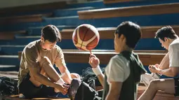 Dalam foto-foto tersebut, Kim Ji Yong menikmati bermain basket bersama teman-temannya di sekolah, tidak berbeda dengan mahasiswa lain di usia 20-an. (Foto: Disney+ Hotstar)