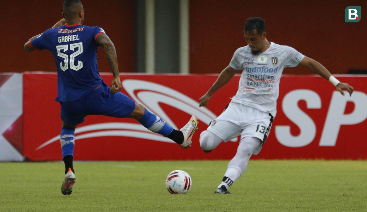 memasuki babak kedua, Persiraja bermain dengan sangat agresif. Namun peluang-peluang yang mereka ciptakan tidak dibarengi dengan penyelesaian akhir yang baik. (Bola.com/Ikhwan Yanuar)