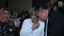 Terdakwa dugaan suap perizinan tambang nikel di dua kabupaten di Sulawesi Tenggara, Nur Alam berbincang dengan penasehat hukumnya jelang mengikuti sidang putusan di Pengadilan Tipikor, Jakarta, Rabu (28/3). (Liputan6.com/Helmi Fithriansyah)