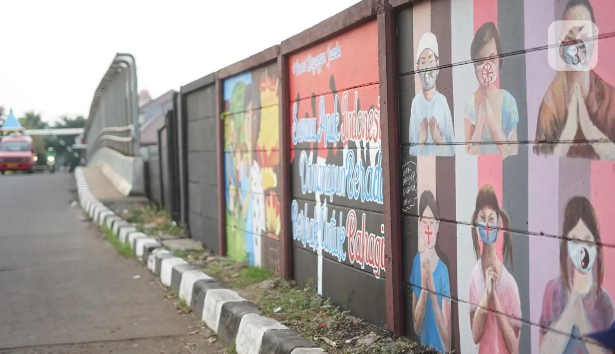 Mural bergambar simbol orang berdoa menggunakan masker di kawasan Juanda, Kota Depok, Jumat (26/6/2020). Mural yang dibuat warga tersebut bertujuan memberi edukasi untuk menggunakan masker sebagai salah satu pencegahan dan penyebaran COVID-19. (Liputan6.com/Immanuel Antonius)