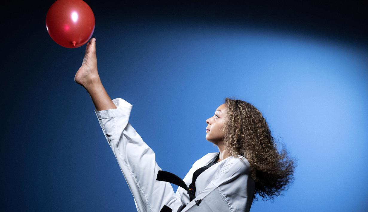 Peraih medali emas Kejuaraan Taekwondo Eropa 2020, Magda Wiet-Henin saat melakukan sesi foto di Paris. (Foto: AFP/Franck Fife)
