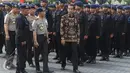 Presiden Jokowi didampingi Kapolri Jenderal Pol Tito Karnavian dan Wakapolri Komisaris Jenderal Syafruddin seusai meninjau pasukan setelah memimpin apel Korps Brimob Polri di Kelapa Dua, Depok, Jumat (11/11). (Liputan6.com/Immanuel Antonius)