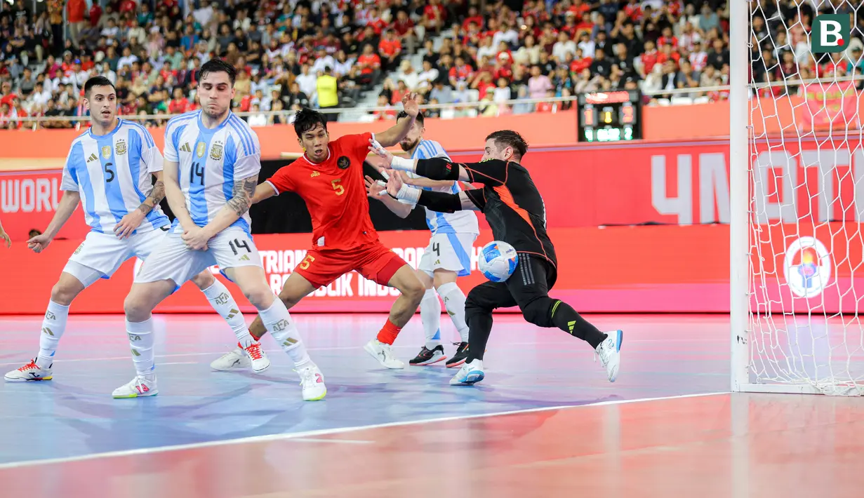 Pemian Timnas Futsal Indonesia, Israr Megantara (tengah) berusaha mencetak gol ke gawang Argentina dalam laga lanjutan 4 Nations World Series 2025 di Jakarta International Velodrome, Rawamangun, Sabtu (01/02/2025). (Bola.com/Bagaskara Lazuardi)