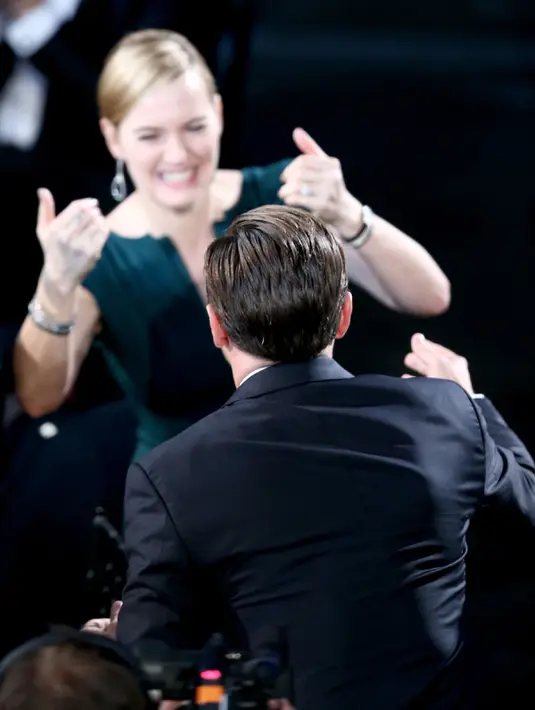 Aktris Kate Winslet saat akan memeluk Leonardo DiCaprio sebagai ucapan selamat atas penghargaan sebagai aktor terbaik dalam film 'The Revenant' di Screen Actors Guild Awards di Los Angeles, 30 Januari 2016 (Christopher Polk/Getty Images untuk Turner/AFP) 