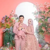 Di lain foto, mereka tampil sweet mengenakan busana warna pink. Dress dengan detail embroidered floral membuat Ria Ricis terlihat semakin cantik. @riaricis1975/@teukuryantr.