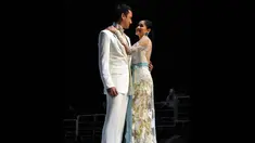 Pasangan Christian Sugiono dan Titi Kamal membawakan karya Anne Avantie yang betema putih, Jakarta, (3/9/14). (Liputan6.com/Panji Diksana)