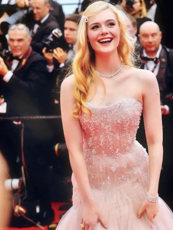 Elle Fanning Tampil Elegan bak Putri Disney dalam Balutan Gaun Pink di Festival Film Cannes