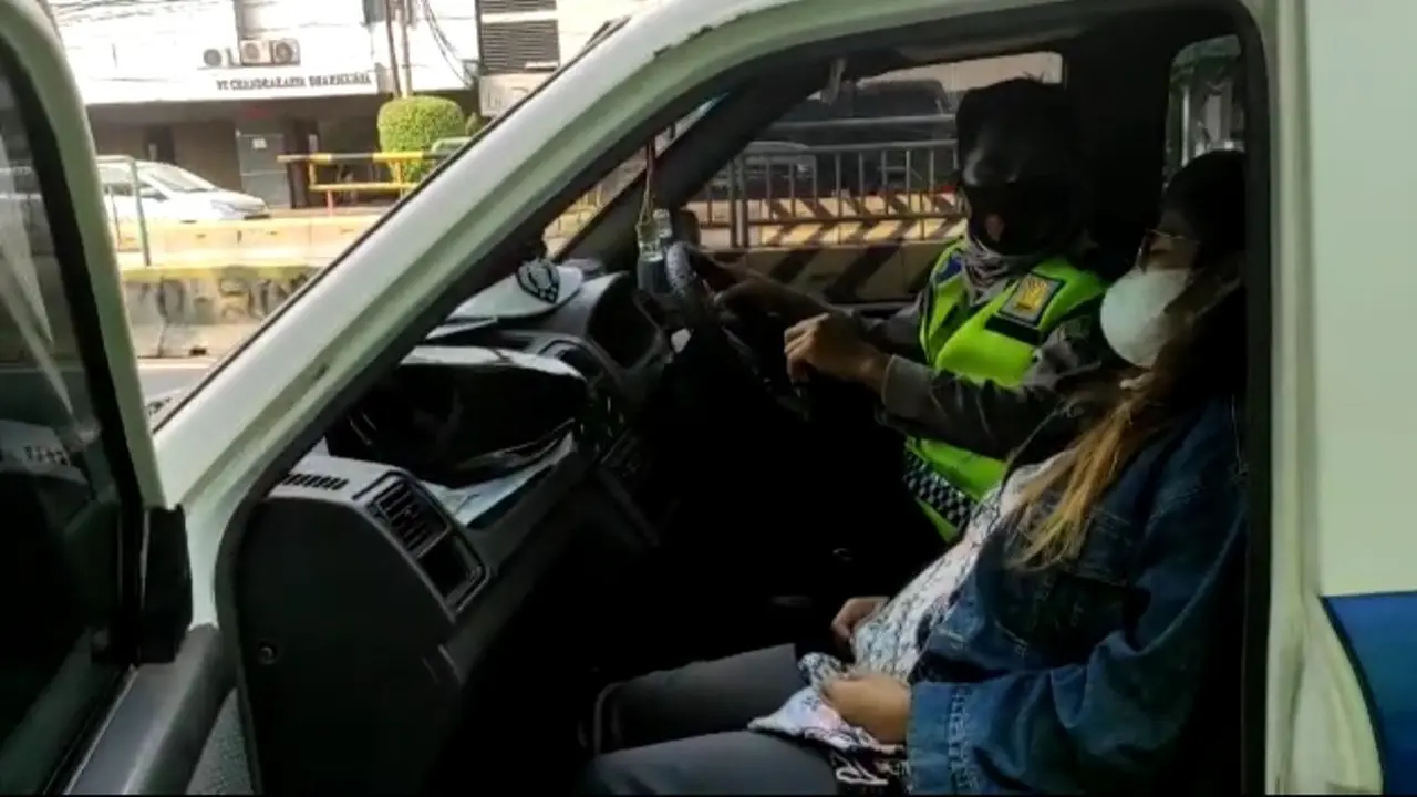 Polisi tolong ibu hamil