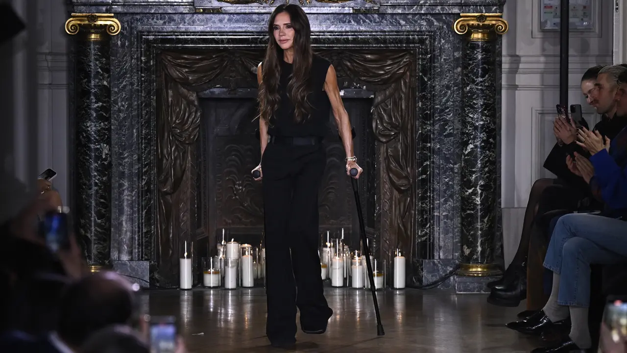 Masih Pakai Kulit Hewan, Show Victoria Beckham di Paris Fashion Week Diserobot Aktivis