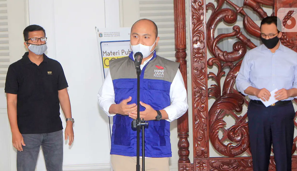 Ketua Umum HIPMI Jaya Afifuddin Suhaeli Kalla memberi sambutan pada acara penyerahan bantuan masker, APD sepatu boot dan hand sanitizer di Balaikota Jakarta, Kamis (9/4/2020). Bantuan tersebut guna meringankan warga Jakarta karena terbatasnya dan tingginya harga masker. (Liputan6.com/Fery Pradolo)