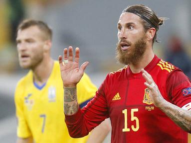 Bek Spanyol, Sergio Ramos, saat melawan Ukraina pada laga UEFA Nations League di Stadion Olimpiyskiy, Rabu (14/10/2020). Ukraina menang dengan skor 1-0. (AP/Efrem Lukatsky)