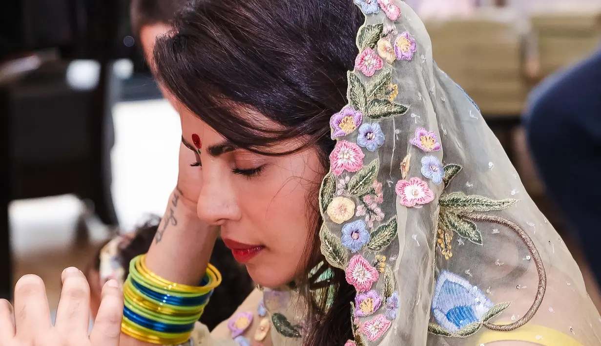 <p>Ketenaran 'The Sky is Pink' melengkapi penampilan etniknya dengan perhiasan minimal, termasuk anting-anting menjuntai dan gelang biru dan kuning. Priyanka membiarkan rambutnya terurai dengan gaya belah samping sambil memamerkan riasan alaminya yang berkilau. (Foto: Intagram/ priyankachopra)</p>