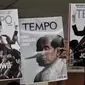 Relawan Jokowi Mania mengangkat poster bergambar sampul Majalah Tempo saat mendatangi Gedung Dewan Pers, Jakarta, Senin (16/9/2019). Majalah Tempo edisi 16-22 September 2019 dengan cover "Janji Tinggal Janji" dinilai melecehkan Presiden Jokowi. (merdeka.com/Iqbal S. Nugroho)