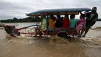 Warga Filipina mengunakan traktor menyebrangi banjir usai hujan lebat di Kota Candaba, Pampanga, Manila, Filipina (17/12). Sembilan orang tewas akibat bencana yang terjadi di Filipina. (REUTERS/Romeo Ranoco)