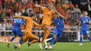 Pemain Timnas Belanda, Wout Weghorst (tengah), mengontrol bola dan melewati pemain Timnas Yunani dalam pertandingan grup B Kualifikasi Euro 2024 yang berlangsung Philips Stadium, in Eindhoven, Kamis (7/9/2023). (AFP/John Thys)