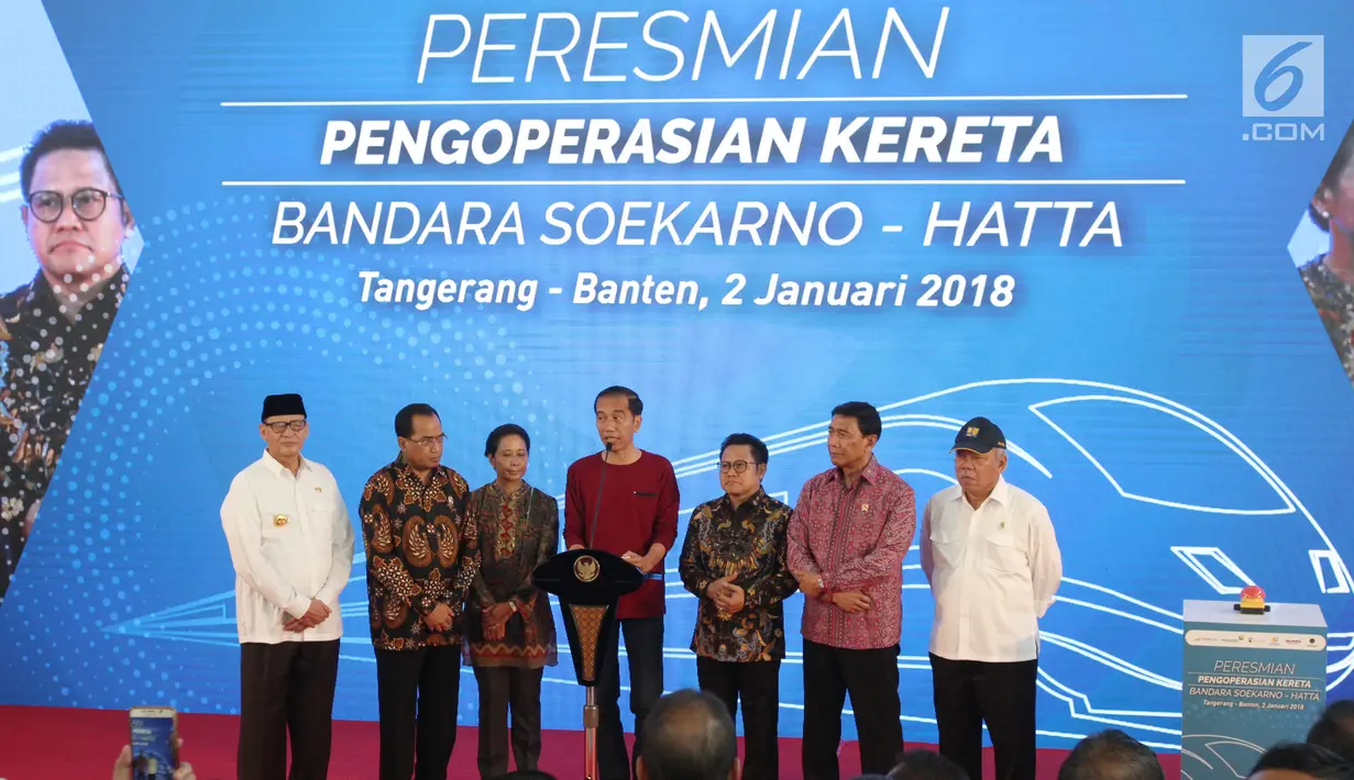 Presiden Jokowi (tengah) didampingi sejumlah menteri dan Ketum PKB, Muhaimin Iskandar saat meresmikan Stasiun Bandara Soekarno-Hatta (2/1). Jokowi terlihat mengenakan kaus lengan panjang warna merah dan sepatu olahraga. (Liputan6.com/Pool)