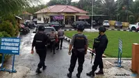 Aparat bersenjata lengkap mengamankan Mapolsek Marosebo pasca-diserang Anwar Sahadat (ELLAN RA/JAMBIEKSPRES/Jawa Pos Group)