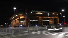 Suasana sepi di luar Stadion San Siro di Milan, Italia (27/2/2020). Akibat virus COVID-19 yang sedang mewabawah, pertandingan leg kedua babak 32 besar Liga Europa UEFA antara Inter Milan melawan Ludogorets dimainkan tanpa penonton. (Xinhua/Alberto Lingria)