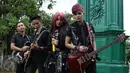 Personel The Virgin saat pembuatan video klip 'Bungkam' di Museum Taman Prasasti, Jakarta, Sabtu (23/1/2016). Nuansa gothic begitu kental di video klip 'Bungkam' ini. (Liputan6.com/Herman Zakharia)