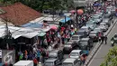 Sejumlah kendaraan saat terjebak macet di kawasan Tanah Abang, Jakarta, Senin (27/6). H-9 menjelang Idul Fitri 1437 H, Pusat perbelanjaan Tanah Abang semakin dipadati pengunjung dan membuat kemacetan parah. (Liputan6.com/Gempur M Surya)