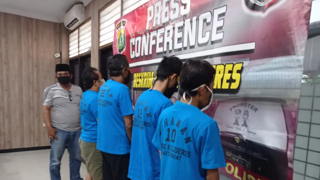 Empat pelaku pemerasan pemilik toko perlengkapan sekolah yang tarik jaminan Kartu Jakarta Pintar (KJP) dari pembelinya